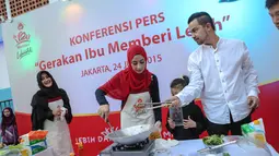 Umi Pipik (kiri), Annisa Trihapsari dan Sultan Djorghi saat di acara 'Gerakan Ibu Memberi Lebih', Jakarta, Rabu (24/6/2015). Rencananya kegiatan ini akan digelar secara serentak di 30 kota di Pulau Jawa pada 5 Juli mendatang (Liputan6.com/Faizal Fanani)
