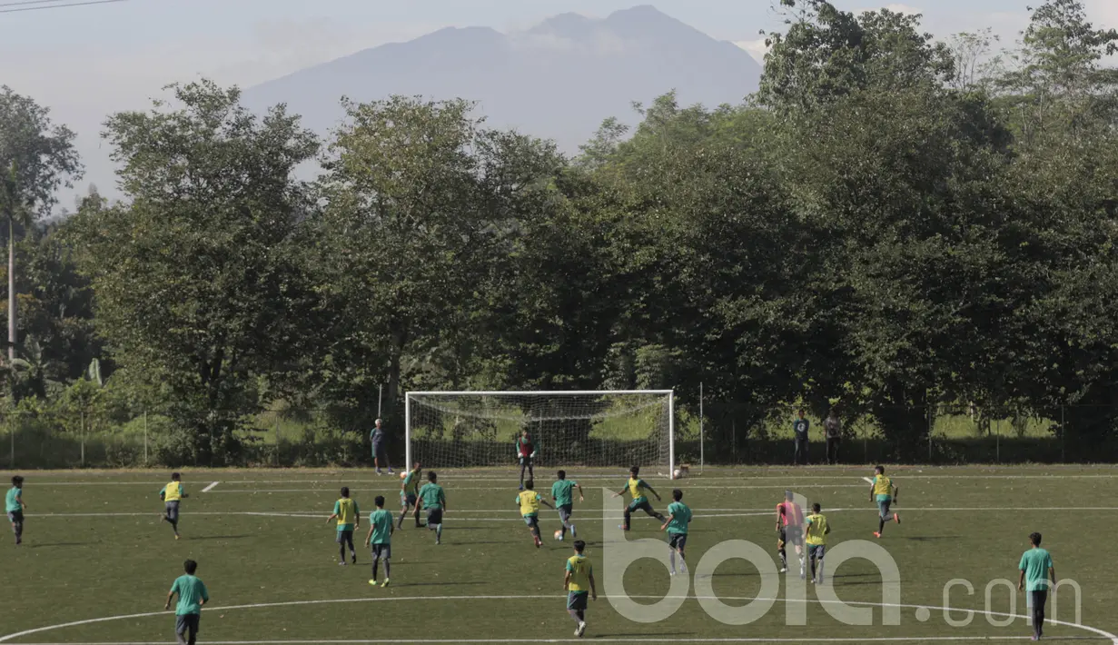 Pemain seleksi Timnas Indonesia U-16 melakukan latihan terakhir jelang pengumuman hasil seleksi. Akan ada 25 nama dari 55 pemain yang akan dipilih untuk masuk skuad Fachri Husaini. (Bola.com/M Iqbal Ichsan)