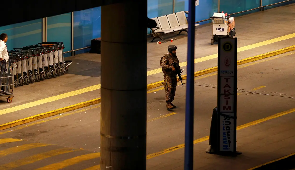 Seorang tentara Turki melakukan penjagaan di Bandara Atarturk, Istanbul, pasca ledakan bom, Selasa (28/6). Pejabat otoritas setempat, menyebut para pelaku meledakkan diri usai polisi menembaki mereka di pintu masuk terminal bandara. (REUTERS/Murad Sezer)
