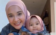 Gemasnya Baby Humaira Anak Irwansyah Berhijab, Pakai Outfit Senada dengan Zaskia Sungkar
