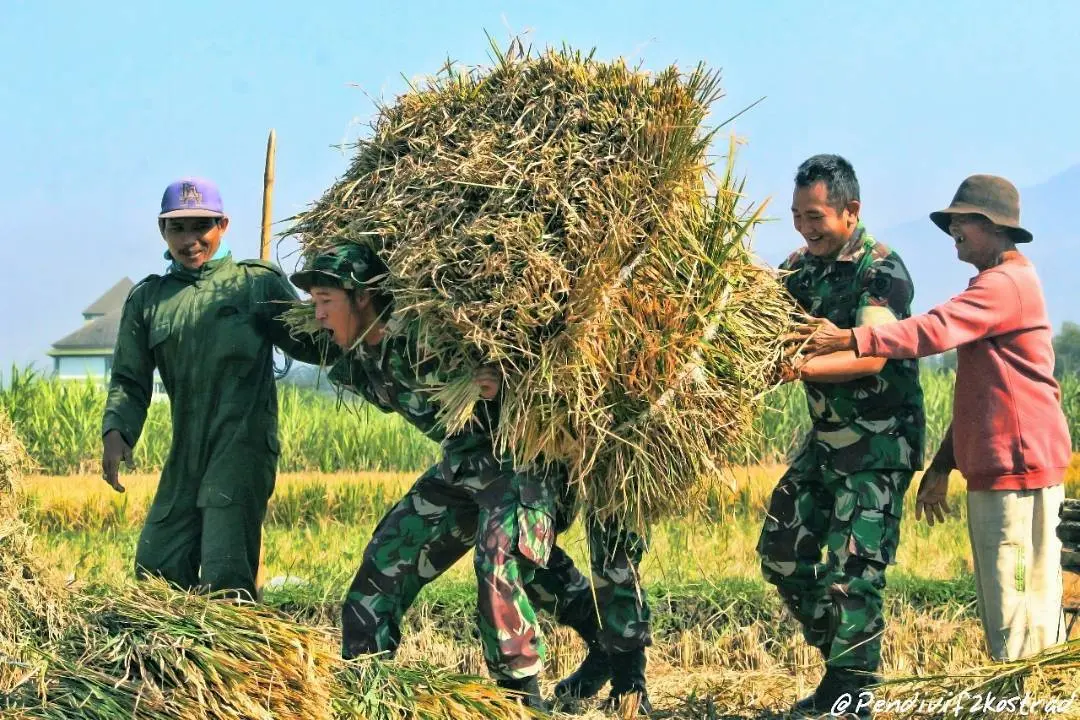 Potret TNI dan rakyat yang begitu hangat. (Instagram/pendivif2kostrad)