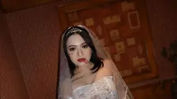 Ekspresi datar namun tajam dari Nathalie memberikan kesan misterius yang seakan menantang siapa saja yang melihatnya. Detail tato di bagian dada yang terlihat samar di balik gaun tipis itu menambah elemen pribadi dalam pemotretan, memperkuat kesan gothic pada keseluruhan look-nya. (Liputan6.com/IG/@nathalieholscher)