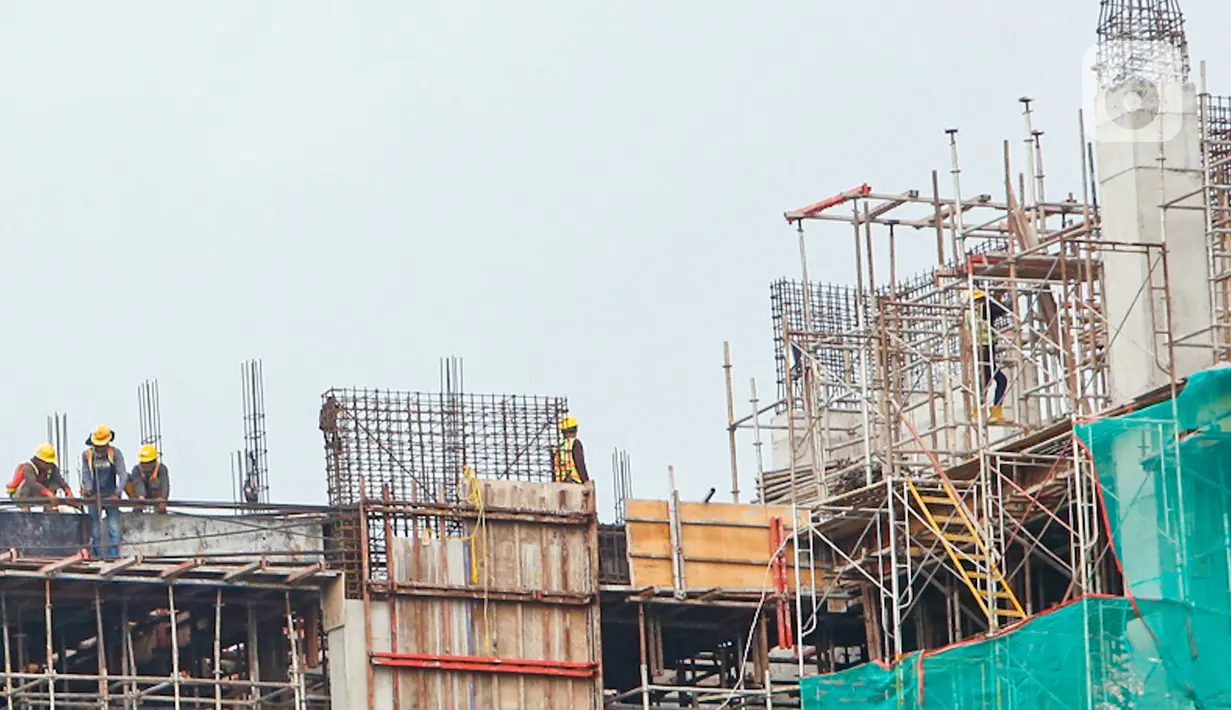 Suasana proyek pembangunan konstruksi LRT dan gedung bertingkat di Jakarta, Selasa (17/11/2020). Pandemi COVID-19 yang terjadi sejak awal tahun menurunkan konsumsi dan utilitas industri baja konstruksi dan baja ringan konstruksi. (Liputan6.com/Angga Yuniar)