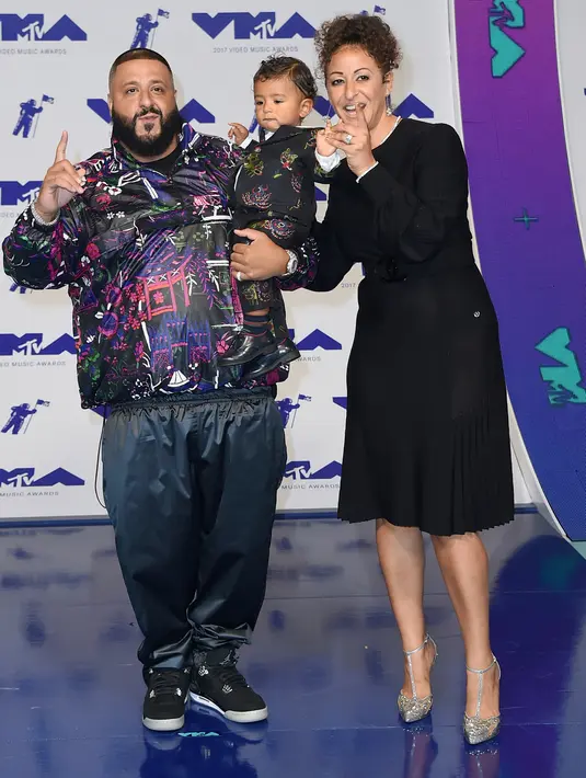 DJ Khaled dan Nicole Tuck serta putri mereka, Asahd menghadiri ajang MTV Video Music Awards (VMA) 2017 di California, Minggu (27/8). MTV VMA merupakan salah satu acara penghargaan musik yang paling dinanti selain Grammy Awards (Jordan Strauss/Invision/AP)