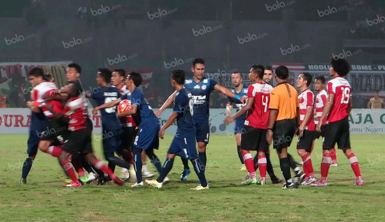 Pemain Madura United bersitegang dengan pemain Arema Cronus dalam laga Torabika Soccer Championship 2016 di Stadion Gelora Bangkalan, Jumat (6/5/2016). (Bola.com/Fahrizal Arnas)
