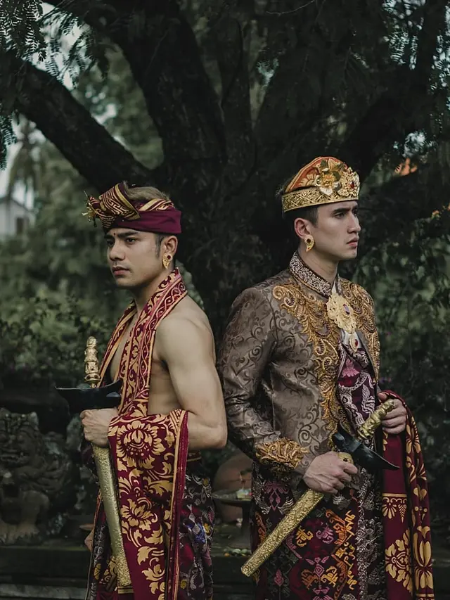 6 Gaya Riza Syah Pakai Baju Adat Bali, Dipuji Makin Tampan