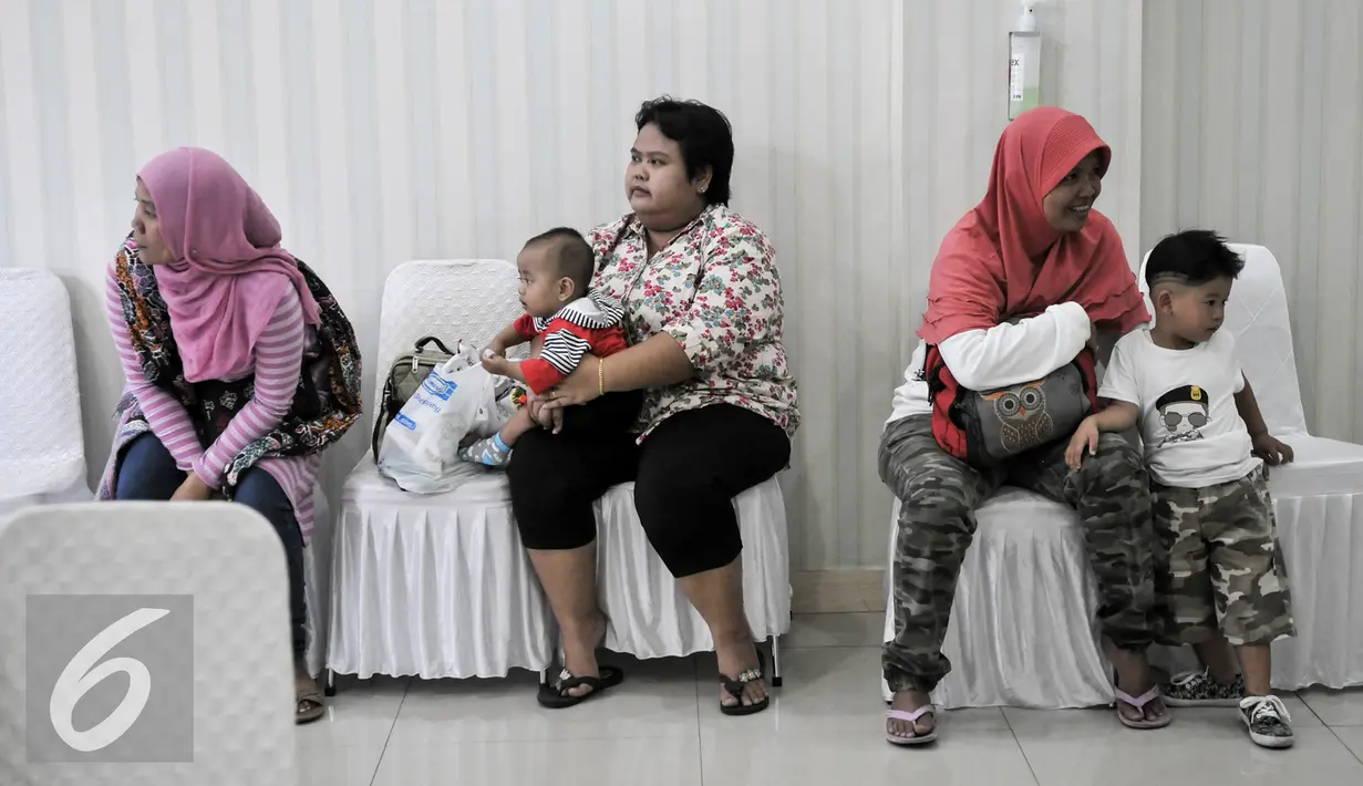 Sejumlah warga menunggu giliran untuk konsultasi dan vaksinasi ulang di RS Polri Kramatjati, Jakarta Timur, Kamis (21/7). RS Polri Kramatjati buka posko pelayan vaksinasi ulang untuk warga. (Liputan6.com/Yoppy Renato)