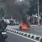 Detik-detik Motor Terbakar usai Hindari Mobil Rem Mendadak