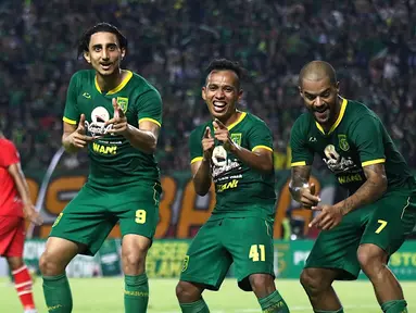 Para pemain Persebaya Surabaya merayakan gol yang dicetak David Da Silva ke gawang Sabah FA pada laga persahabatan di Stadion Gelora Bung Tomo, Surabaya, Sabtu (8/2). Persebaya menang 3-1 atas Sabah FA. (Bola.com/Aditya Wany)