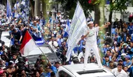 Gubernur Jawa Barat, Dedi Mulyadi, ikut merayakan Persib Bandung juara BRI Liga 1 dari Balai Kota menuju Gedung Sate, Bandung, Jawa Barat, Minggu, (25/5/2025). Pemain dan ribuan bobotoh tumpah ruah merayakan keberhasilan Maung Bandung juara Liga 1. (Bola.com/M Iqbal Ichsan)