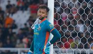 Kiper Bhayangkara FC, Aqil Savik, tampak lesu setelah ditaklukkan Persija Jakarta pada laga BRI Super League di Stadion Gelora Bung Karno, Jakarta, Senin (29/12/2025). (Bola.com/M Iqbal Ichsan)