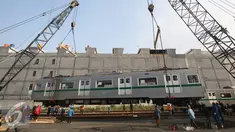 Petugas menurunkan gerbong KRL seri 6000 yang tiba di Pelabuhan Tanjung Priok, Jakarta, Jumat (29/7). Pada tahap pertama tahun ini, PT KAI Commuter Jabodetabek mendatangkan 30 dari 60 unit KRL Tokyo Metro Jepang. (Liputan6.com/Immanuel Antonius)
