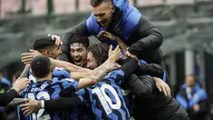 Bek Inter Milan, Matteo Darmian (kanan) berselebrasi bersama rekan setimnya setelah mencetak gol ke gawang Cagliari pada pertandingan lanjutan Liga Serie A Italia di stadion San Siro di Milan, Italia, Minggu (11/4/2021). Inter menang tipis atas Cagliari 1-0. (AP Photo/Luca Bruno)