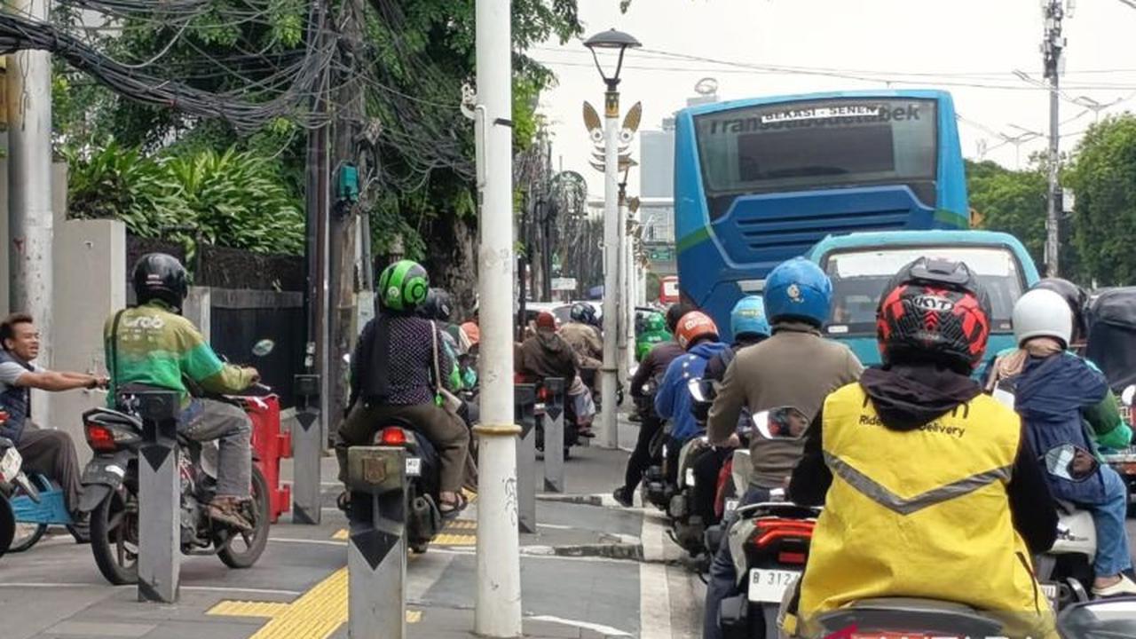 Kesaksian Warga di Jalan Penuh Lubang Matraman Raya: Tiap Bulan Ditambal