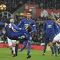 Juan Mata saat mencoba tendangan salto saat MU imbangi Stoke City (AP Photo/Rui Vieira)