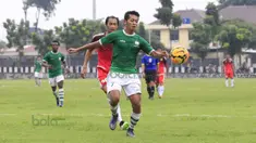Pemain MSG, Yongki Ariwibowo (kanan), berebut bola dengan pemain PS Polri, Hansamu Yama, pada laga uji coba di lapangan Mako Brimob, Kelapa Dua, Depok, Rabu (24/2/2016). (Bola.com/Nicklas Hanoatubun)