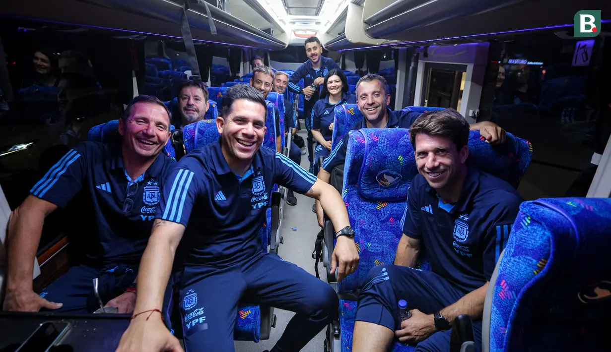 <p>Pelatih Timnas Argentina U-17, Diego Placente (kanan), bersama ofisial tim berpose di dalam bus saat tiba di Terminal 3 Bandara Soekarno Hatta, Tangerang, Banten, Rabu (1/11/2023). Pasukan Diego Placente mengejar mimpi untuk meraih gelar juara pada Piala Dunia U-17 2023. (Bola.com/Bagaskara Lazuardi)</p>