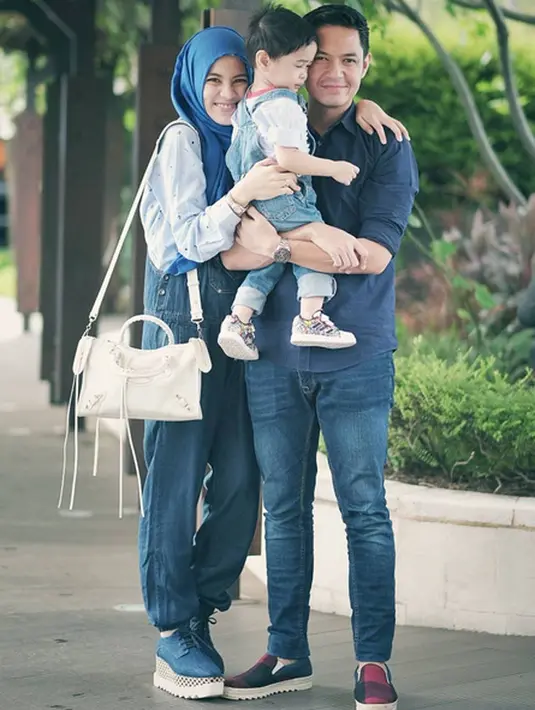 "Saya menganggap hubungan kami sudah seperti kakak dan adik. Kami cukup akrab," ujar lelaki kelahiran Jakarta, 2 Desember 1980 itu. "Tak hanya dengan Icha, tapi juga dengan keluarganya," imbuh Dude. (Instagram/ichasoebandono)