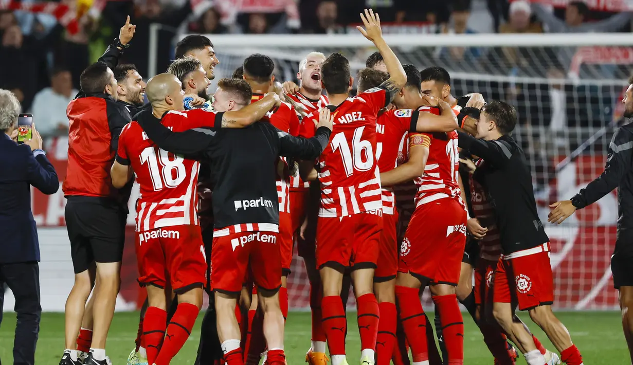 Pemain Girona merayakan kemenangan atas Real Madrid pada laga Liga Spanyol di Stadion Montilivi, Rabu (26/04/2023). (AP Photo/Joan Monfort)