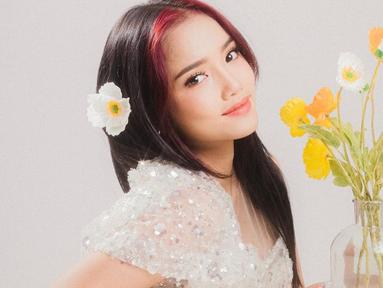 Baru-baru ini Fuji melakukan pemotretan terbarunya bersama fotografer Aldo Sinarta. Berdandan cantik banget, Fuji tampil bak gadis telenovela. Bagaimana tidak, ia yang biasa tampil kasual dan sedikit tomboi kini berubah jadi anggun dengan rambut panjang.(Liputan6.com/IG/@fuji_an)