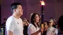 <p>Peraih&nbsp;medali emas olimpiade bulu tangkis, Susi Suasanti (kanan) dan Alan Budikusuma membawa obor saat acara peresmian Aice sebagai es krim ofisial Tim Indonesia di Olimpiade 2024 di Djakarta Theater XXI, Jakarta, Jumat (05/07/2024). (Bola.com/Bagaskara Lazuardi)</p>