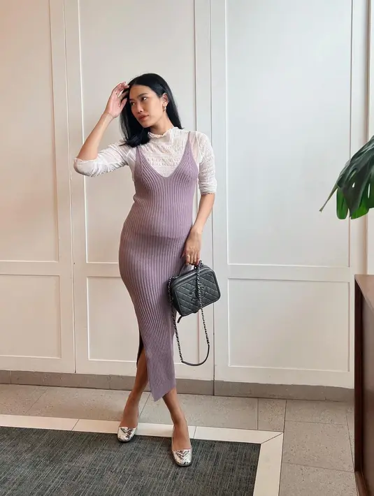 Saat hamil, Alika Islamadina tampil modis dengan berbagai gaya. Salah satunya dengan memadukan long sleeve putih dan spagetti strap knitdress yang feminin [@alikaislamadina]