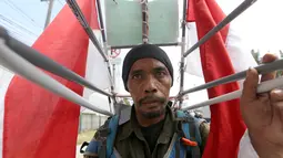 Medi Bastoni (43) melakukan aksi jalan mundur dari Kabupaten Tulungagung menuju Jakarta di Bekasi, Jawa Barat, Kamis (22/8/2019). Aksi tersebut untuk menyampaikan permintaan bibit pohon yang akan ditanam di lereng kaki Gunung Wilis kepada Presiden Joko Widodo atau Jokowi. (AP/Achmad Ibrahim)