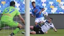 Bek Napoli, Giovanni Di Lorenzo, berebut bola dengan bek Atalanta, Robin Gosens, pada laga lanjutan Liga Italia di Stadion San Paulo, Napoli, Sabtu (17/10/2020) malam WIB. Napoli menang 4-1 atas Atalanta. (Alessandro Garofalo/LaPresse via AP)