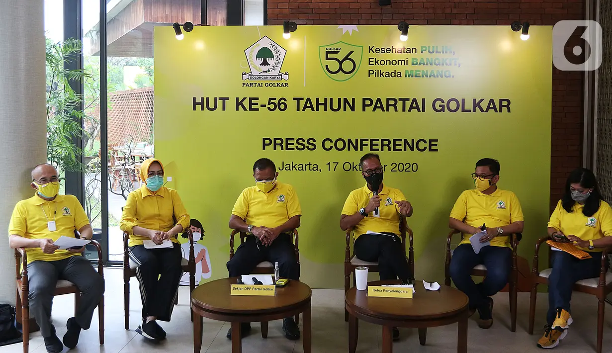 Menteri Perindustrian sekaligus Ketua Penyelenggara HUT Partai Golkar Agus Gumiwang Kartasasmita (ketiga kanan) bersama Sekjen Partai Golkar Lodewijk Freidrich Paulus serta panitia dan kader memberi keterangan terkait HUT ke-56 Partai Golkar di Jakarta, Sabtu (17/10/2020). (Liputan6.com/Johan Tallo)