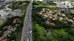 Pantauan udara kemacetan di gerbang masuk tol Cikupa, Tangerang, Banten, Kamis (28/4/2022). Memasuki H-4 Hari Raya Idulfitri 1443 H atau Lebaran 2022, kendaraan pemudik dengan menggunakan kendaraan pribadi mengular di pintu tol Cikupa arah Merak. Kemacetan terjadi kurang lebih hingga dua km meter. (Liputan6.com/Angga Yuniar)
 