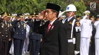 Presiden RI, Joko Widodo memberi hormat saat memimpin upacara Peringatan Hari Pahlawan 2017 di Taman Makam Pahlawan Nasional Kalibata, Jakarta, Jumat (10/11). (Liputan6.com/Pool)