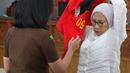 Terdakwa kasus dugaan penyebaran berita bohong atau hoaks Ratna Sarumpaet memakai rompi tahanan usai menjalani sidang lanjutan di PN Jakarta Selatan, Selasa (18/6/2019). Sidang tersebut beragenda pembacaan pledoi atau nota pembelaan dari terdakwa. (Liputan6.com/Herman Zakharia)