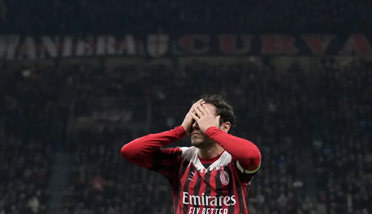 Hanya meraih satu angka, AC Milan tetap berada di puncak klasemen sementara Serie A dengan nilai 67. Namun, mereka kini hanya unggul satu poin atas Napoli di urutan kedua dan empat angka atas Inter Milan di tempat ketiga. (AP/Antonio Calanni)