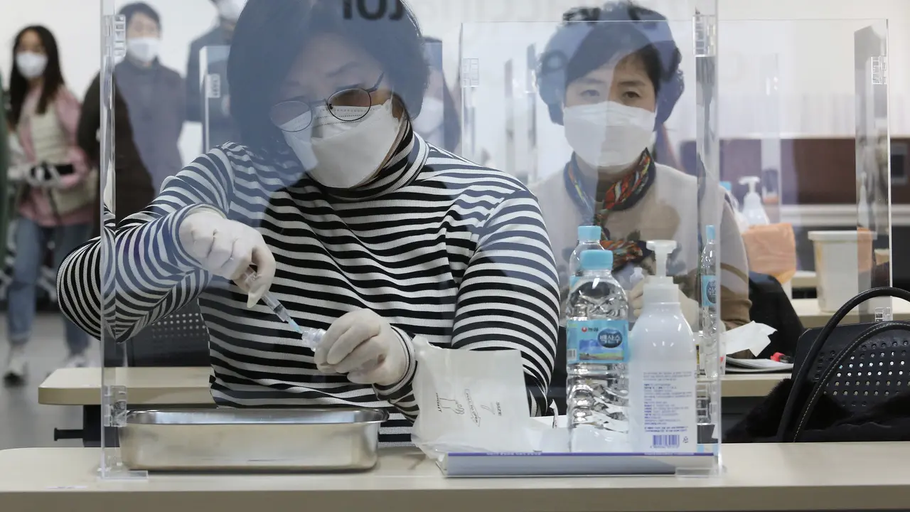 Melihat Petugas Medis di Korea Selatan Latihan Suntik Vaksin COVID-19
