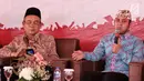 Prof. Dr. H Khaerul Wahidin (kiri) bersama Pangeran Kesultanan Kanoman Cirebon Patih Raja M Qodran saat menjadi pembicara dalam dialog Jelajah Kebangsaan bertema 'Merawat Moderasi Beragama' di Stasiun Cirebon, Selasa (19/2). (Liputan6.com/JohanTallo)