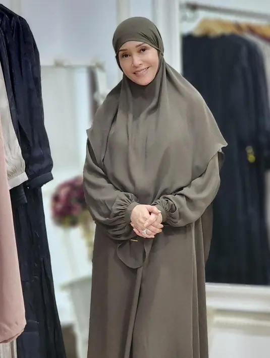 Maia Estianty memakai one set gamis dan hijab bergo berwarna army. Dia pun terlihat tersenyum manis ke arah kamera [instagram/maiaestiantyreal]