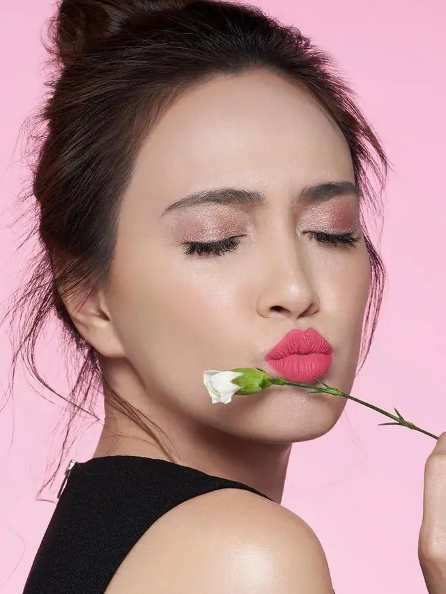 [Bintang] Pretty in Pink, Shandy Aulia dengan Dominasi Makeup Pastel yang Flirty