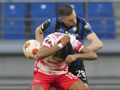 Bek Atalanta Merih Demiral dan gelandang RB Leipzig Christopher Nkunku melompat saat berebut bola pada leg pertama perempatfinal Liga Europa di Red Bull Arena, Kamis (7/4/2022). Atalanta bermain imbang 1-1 dengan RB Leipzig. (AP Photo/Michael Sohn)