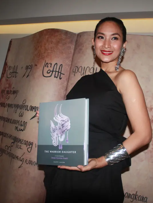 Happy Salma yang ditemui di Galeri Indonesia Kaya, Grand Indonesia, Jakarta Pusat, Rabu (26/8/2015) tersebut, mengaku bahwa keluarga tetap nomor satu, itulah mengapa dirinya jarang muncul dilayar kaca. (Galih W. Satria/Bintang.com)