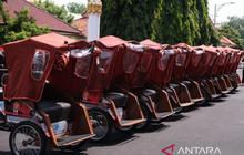 Lansia Penarik Becak Bersukacita Terima Bantuan Becak Listrik Presiden Prabowo