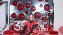 Melihat pesona Ririn Ekawati di booth POND'S yang ada di JFW 2024. Ririn tampil menawan dengan rancangan Stella Rissa berwarna merah, dipadukan dengan manset hitam dan open-toe platform heels hitam. [Foto: Instagram/ririnekawati]