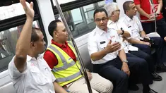 Gubernur DKI Jakarta Anies Baswedan berbincang saat uji coba LRT Jakarta di kawasan Rawamangun, Jakarta, Rabu (12/9). PT Jakarta Propertindo (Jakpro) melakukan proses uji coba moda transportasi LRT Jakarta secara terbatas. (Liputan6/Immanuel Antonius)