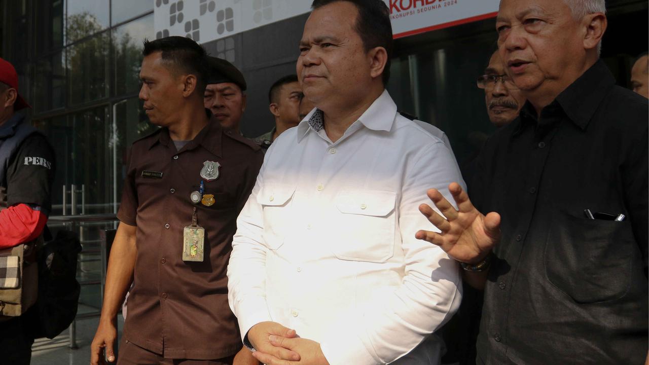 Eks Dirjen Imigrasi Ronny F Sompie usai diperiksa KPK terkait kasus Harun Masiku