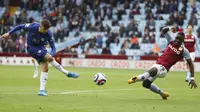 Pemain Chelsea, Mason Mount, melepaskan tendangan saat melawan Aston Villa pada laga Liga Inggris di Stadion Villa Park, Minggu (23/5/2021). Chelsea tumbang dengan skor 2-1. (Richard Heathcote/Pool via AP)