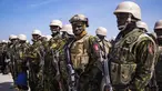 Polisi dari Kenya berdiri di landasan Bandara Internasional Toussaint Louverture setelah mendarat di Port-au-Prince, Haiti, Selasa (25/6/2024). (AP Photo/Marckinson Pierre)