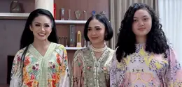 Krisdayanti, Yuni Shara, dan Amora saat Buka Puasa Bersama kompak pakai kaftan. [@krisdayantilemos]