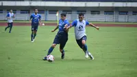 Persib Bandung menjalani game internal yang digelar di Stadion GBLA, Kota Bandung, Sabtu (6/3/2021). (Bola.com/Erwin Snaz)