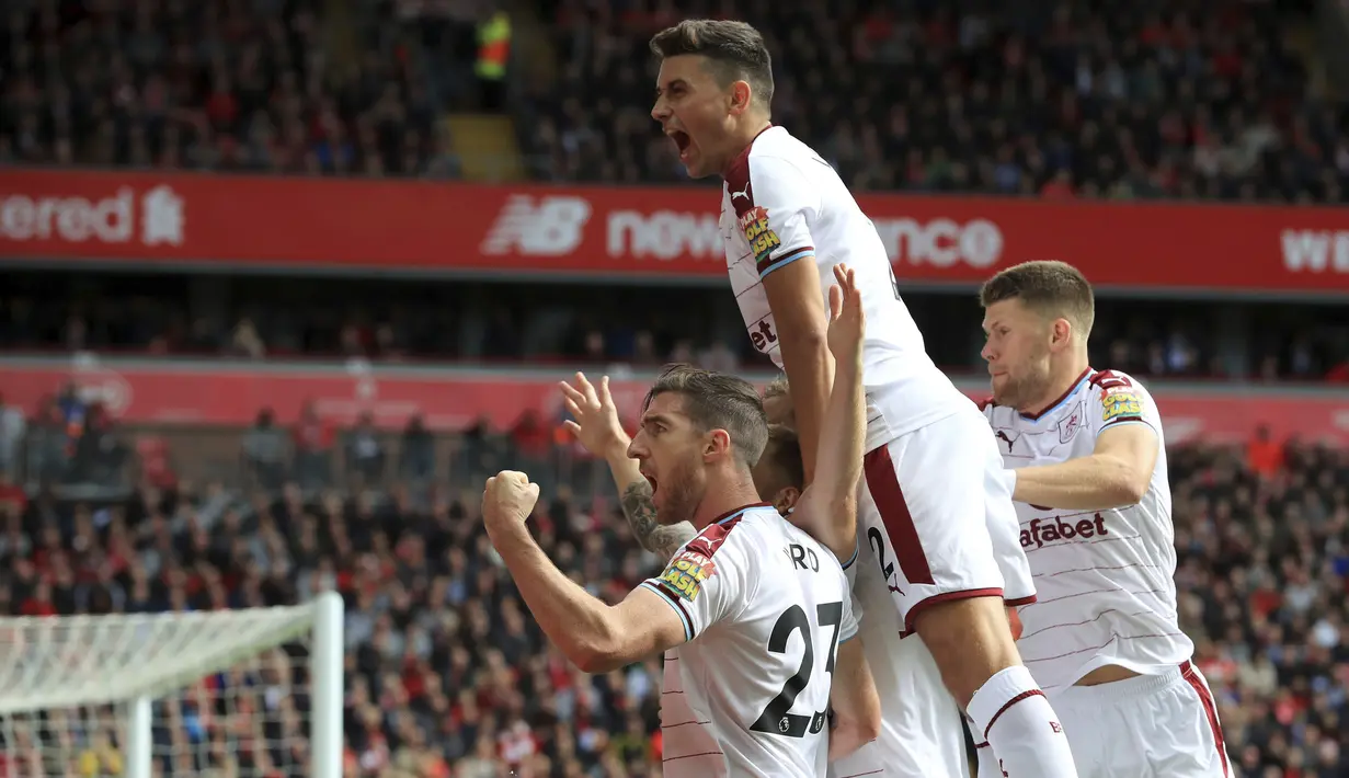 Selebrasi para pemain Burnley, saat Scott Arfield mencetak gol pembuka ke gawang Liverpoool pada laga Premier League di Anfield Stadium, Liverpool (16/9/2017). Liverpool bermain imbang 1-1. (Peter Byrne/PA via AP)