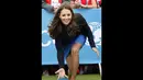 Duchess of Cambridge, Kate Middleton, menyempatkan memainkan permainan khas Afrika Selatan saat berkunjung ke Commonwealth Games Village di Glasgow, Skotlandia, (29/7/2014). (REUTERS/Danny Lawson)