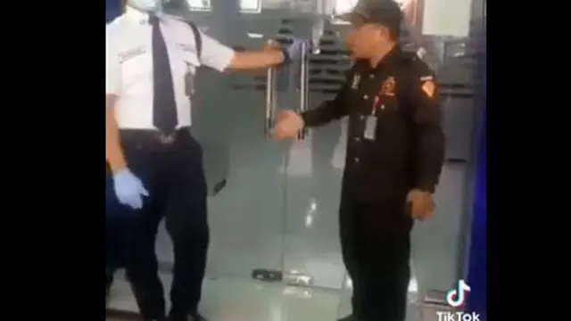 Viral, Aksi Satpam Bersikeras Larang Pengunjung Tak Pakai Masker Masuk Bank
